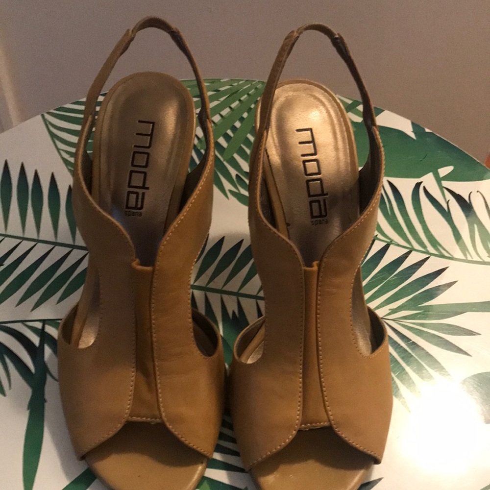Beautiful  taupe size 7 1/2 dressy shoes.